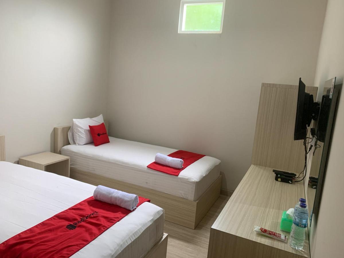 ホテル Reddoorz Near Alun Alun Purbalingga エクステリア 写真