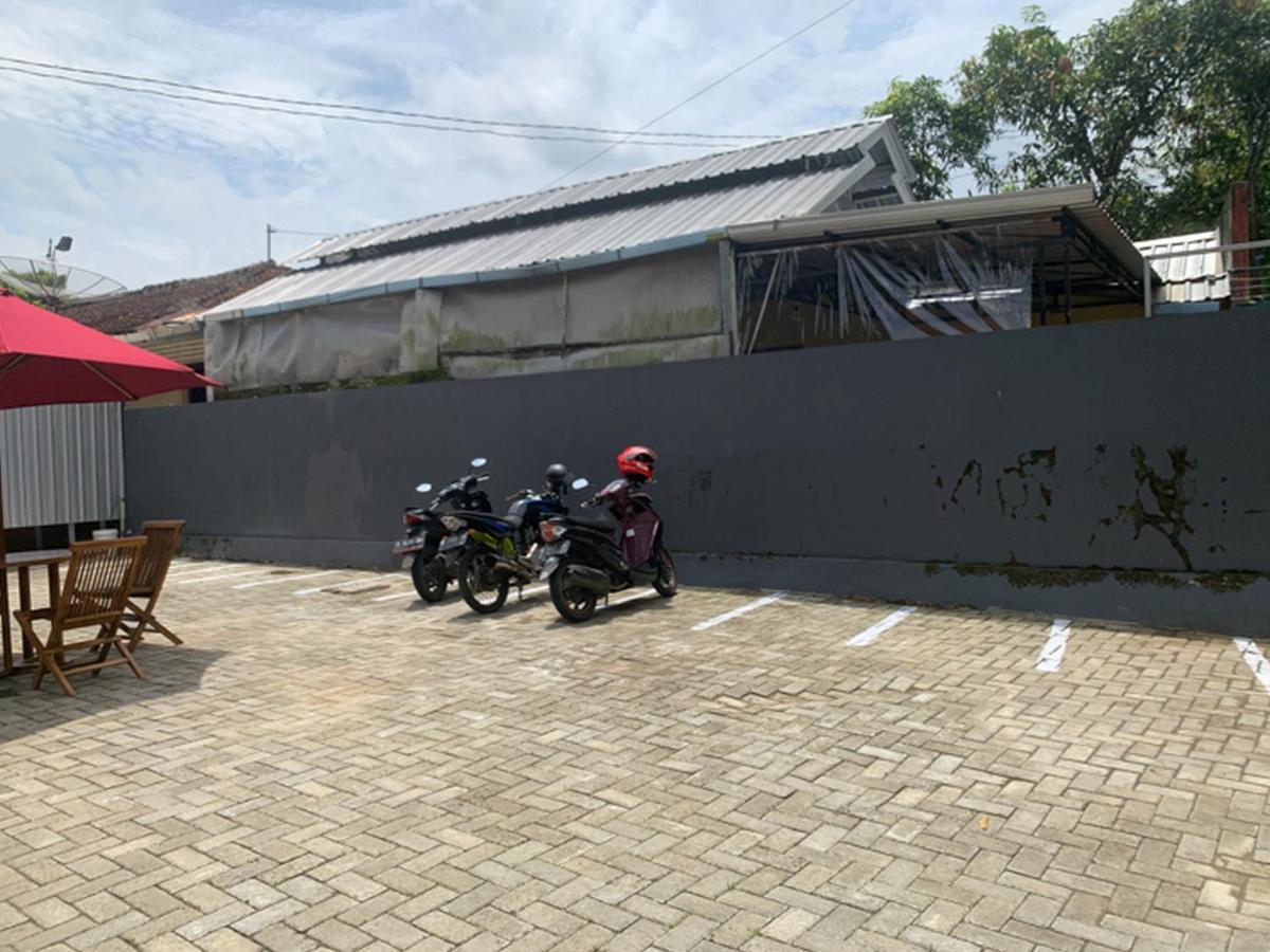 ホテル Reddoorz Near Alun Alun Purbalingga エクステリア 写真